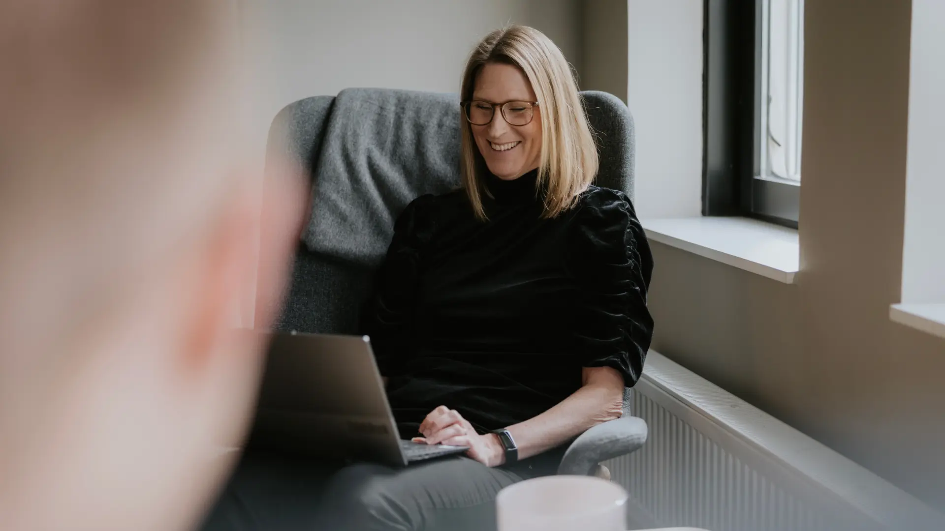 Medarbetare analyserar produktionsdata i Business Central som en del av den digitala omställningen